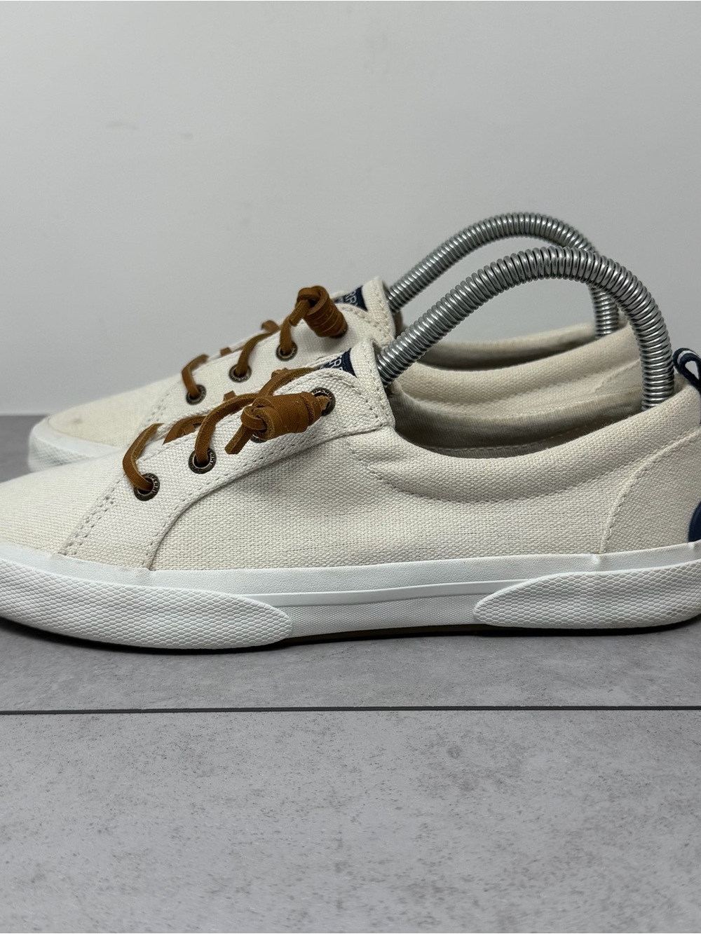 Sperry White Canvas Low-Top Sneakers Brown Barrel Laces 7.5 Preppy, Nautical
